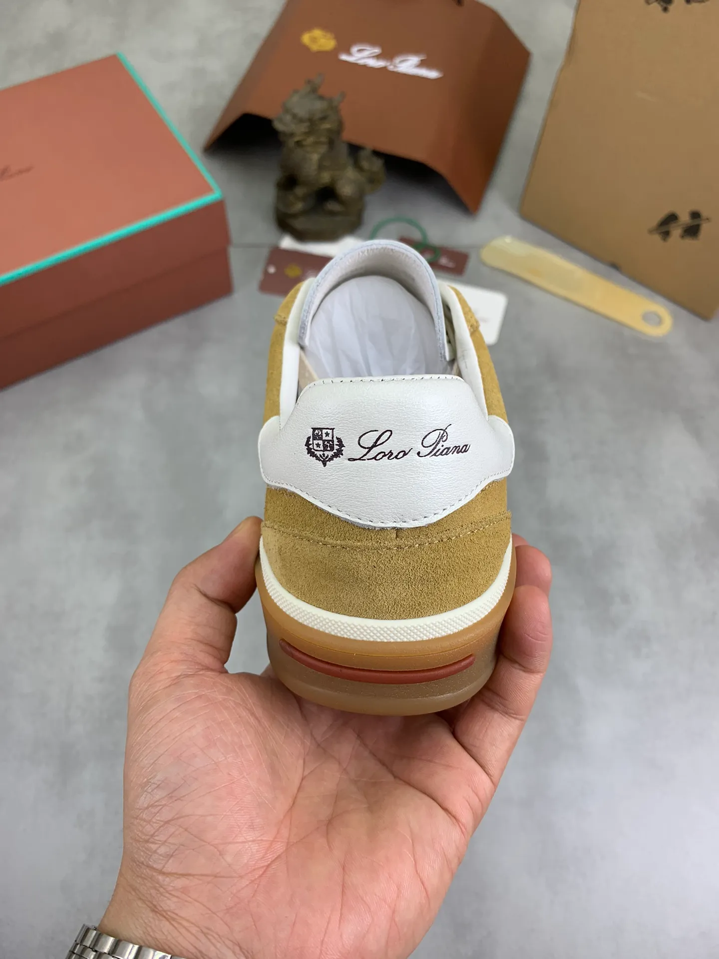 Men's Men's Shoes 💰P540 New 💰High Quality Loro Piana 💯Top Authentic Grade💯Buy the original 1:1 copy💯 Founded the existing Loro Piana company on April 24, 1924. It is now the sixth generation of family business, providing top quality products to customers who are discerning in taste and quality. Imported original fabrics, made of plain calfskin lining. Hand-sewn threads with cowhide feet. Original packaging. Size: 38-45. 7⃣️ colors available.
